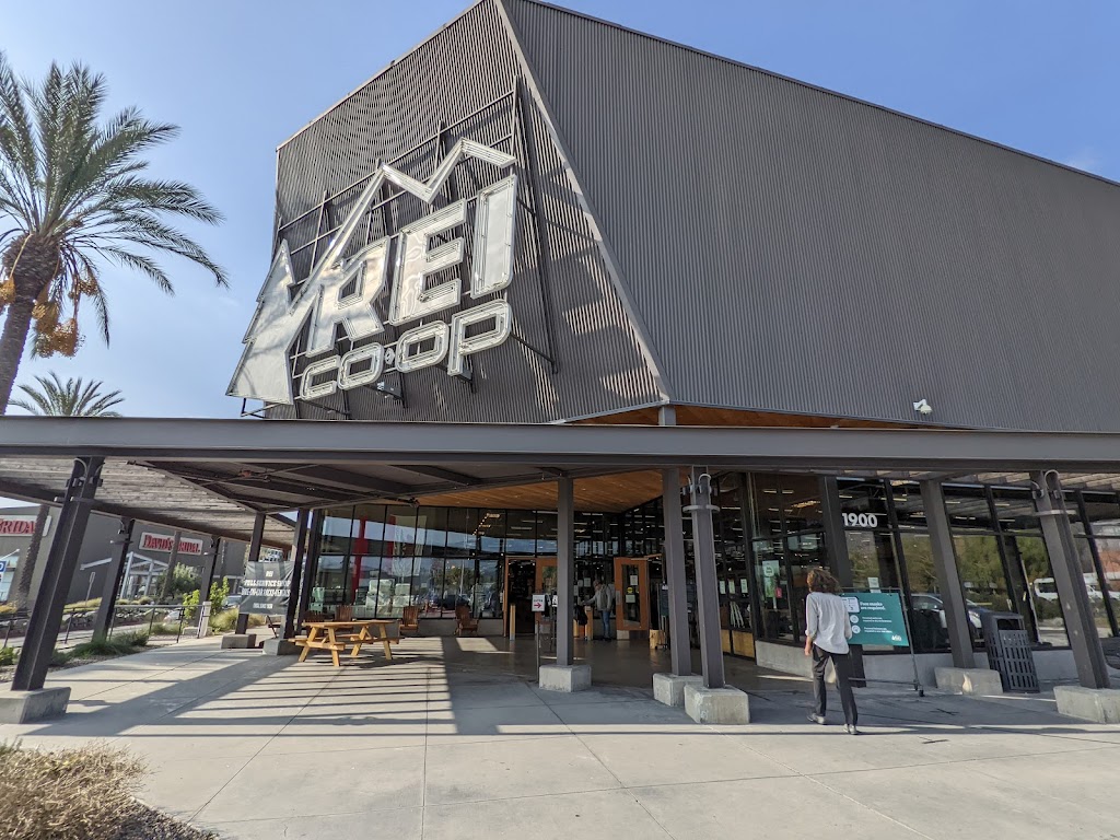 REI | 1900 Empire Ave, Burbank, CA 91504, USA | Phone: (818) 847-9509