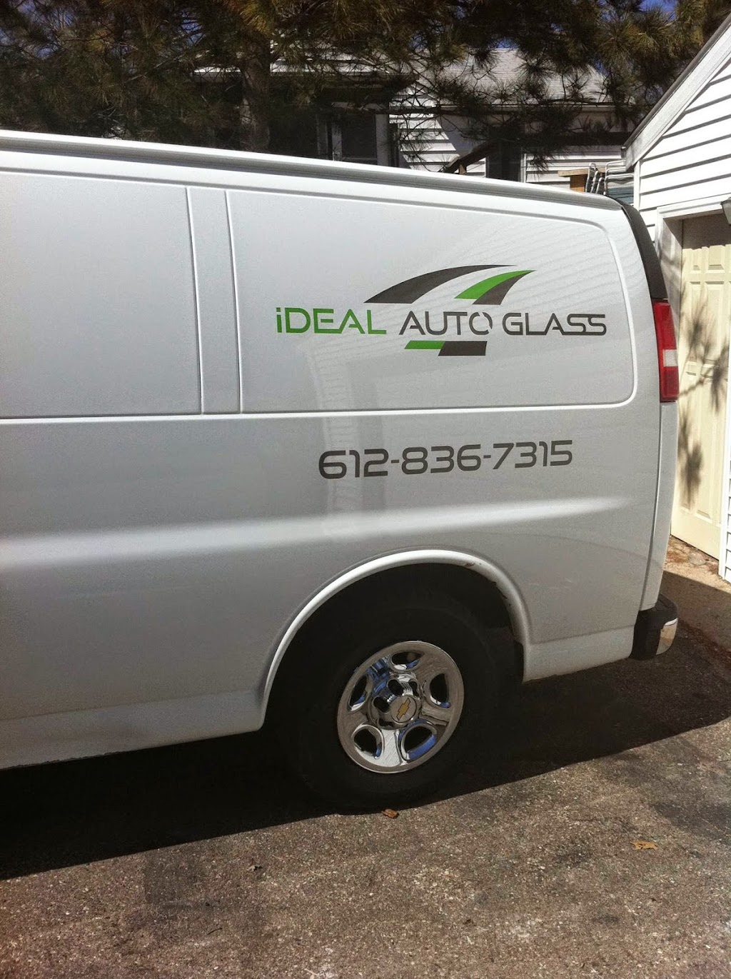 iDeal Auto Glass | 4737 County Rd 101 # 273, Minnetonka, MN 55345, USA | Phone: (612) 836-7315