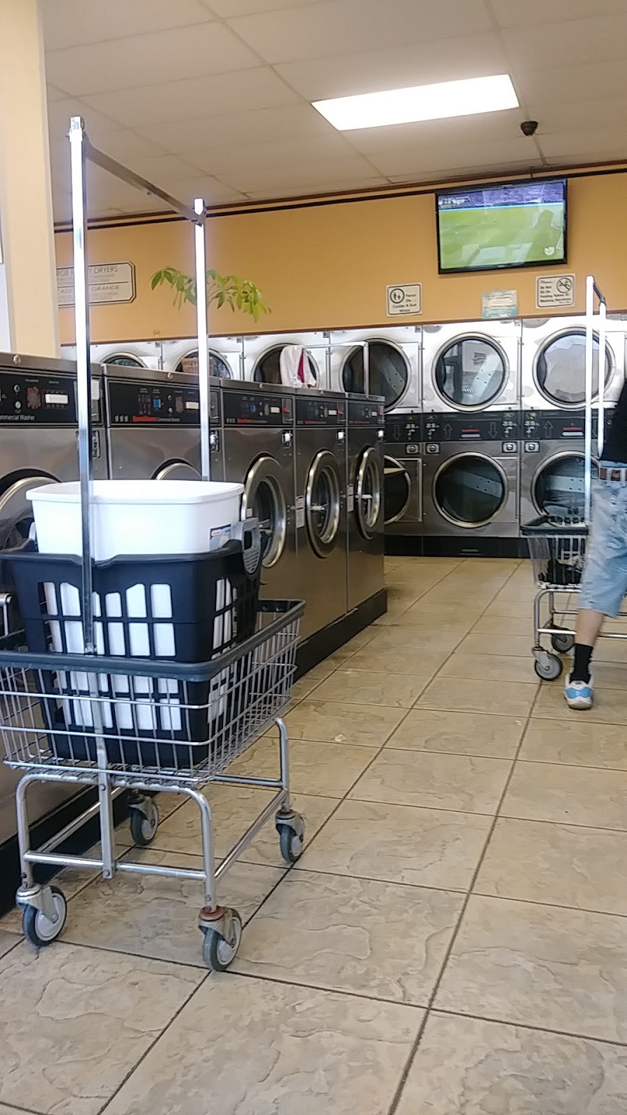 Suds Laundry Mat | 4120 Florence Ave, Bell, CA 90201, USA | Phone: (323) 773-3732