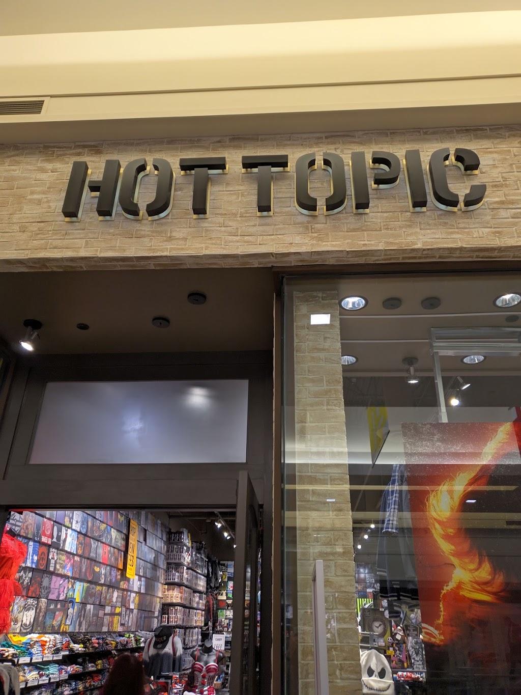 Hot Topic | 100 Robinson Centre Dr RM 2630, Pittsburgh, PA 15205, USA | Phone: (412) 490-7320