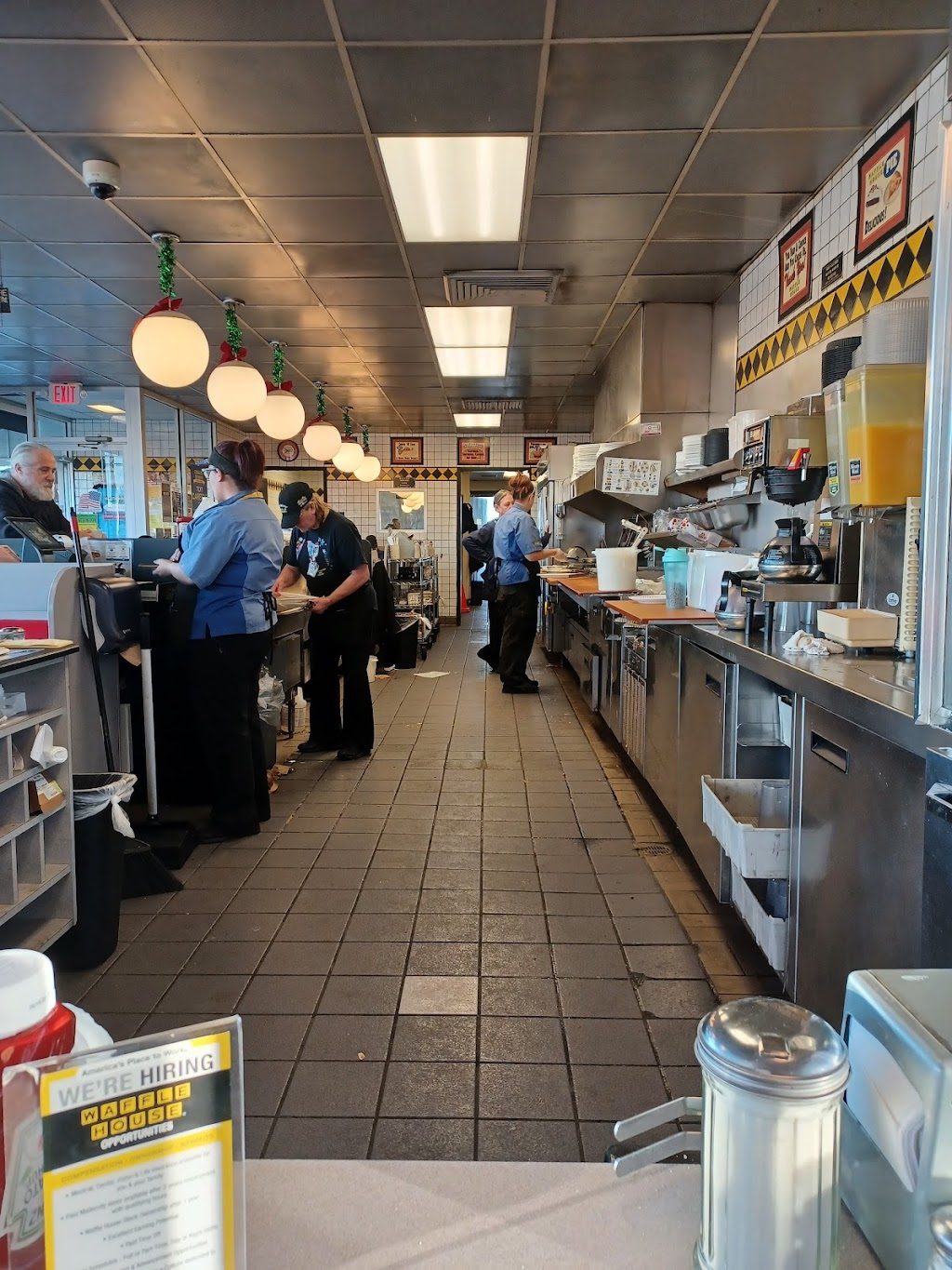 Waffle House | 828 TN-76, White House, TN 37188, USA | Phone: (615) 672-1313