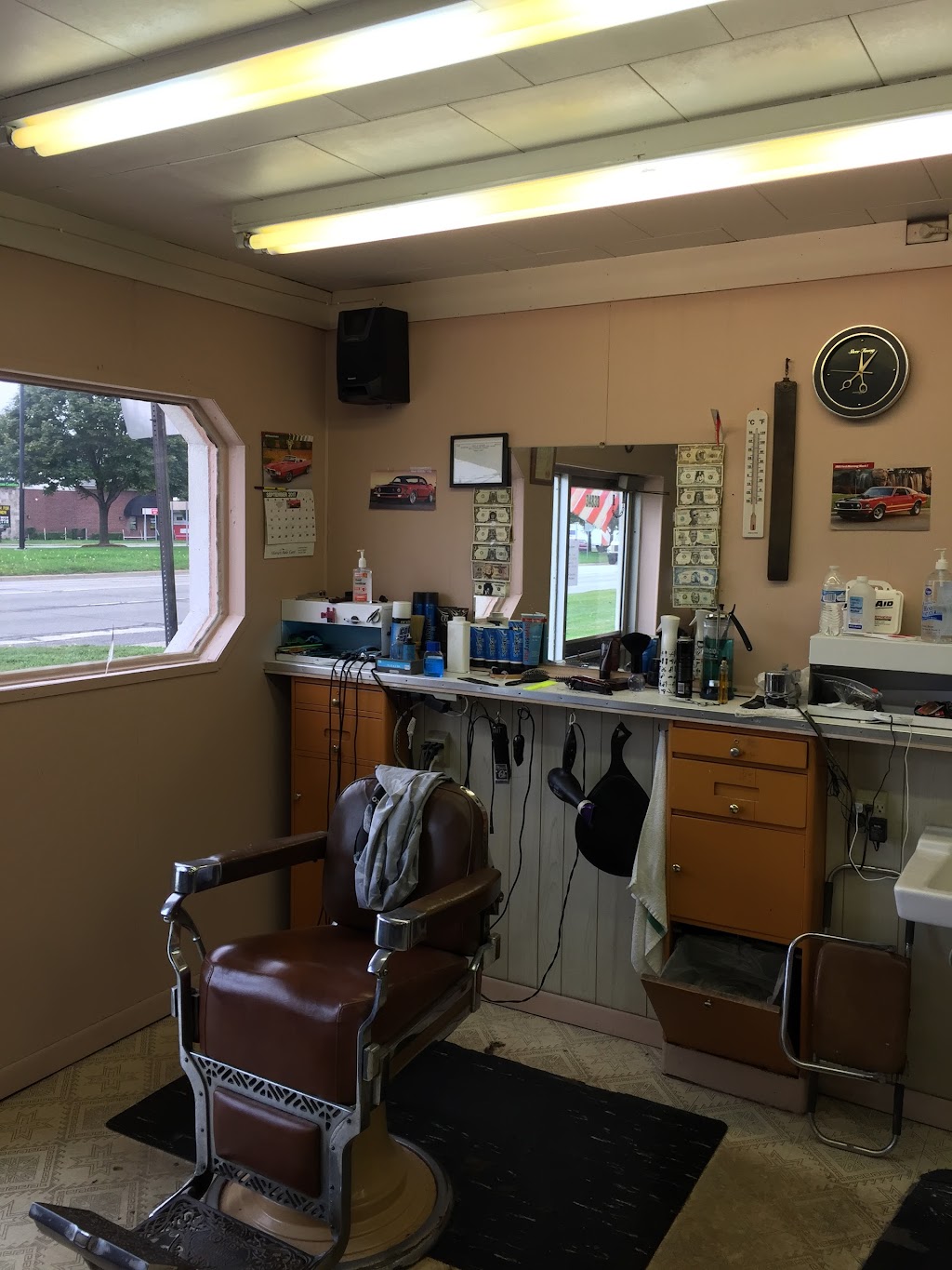 Sam’s Old Barber Shop | 34833 Southbound Gratiot Ave, Clinton Twp, MI 48035, USA | Phone: (586) 791-0900
