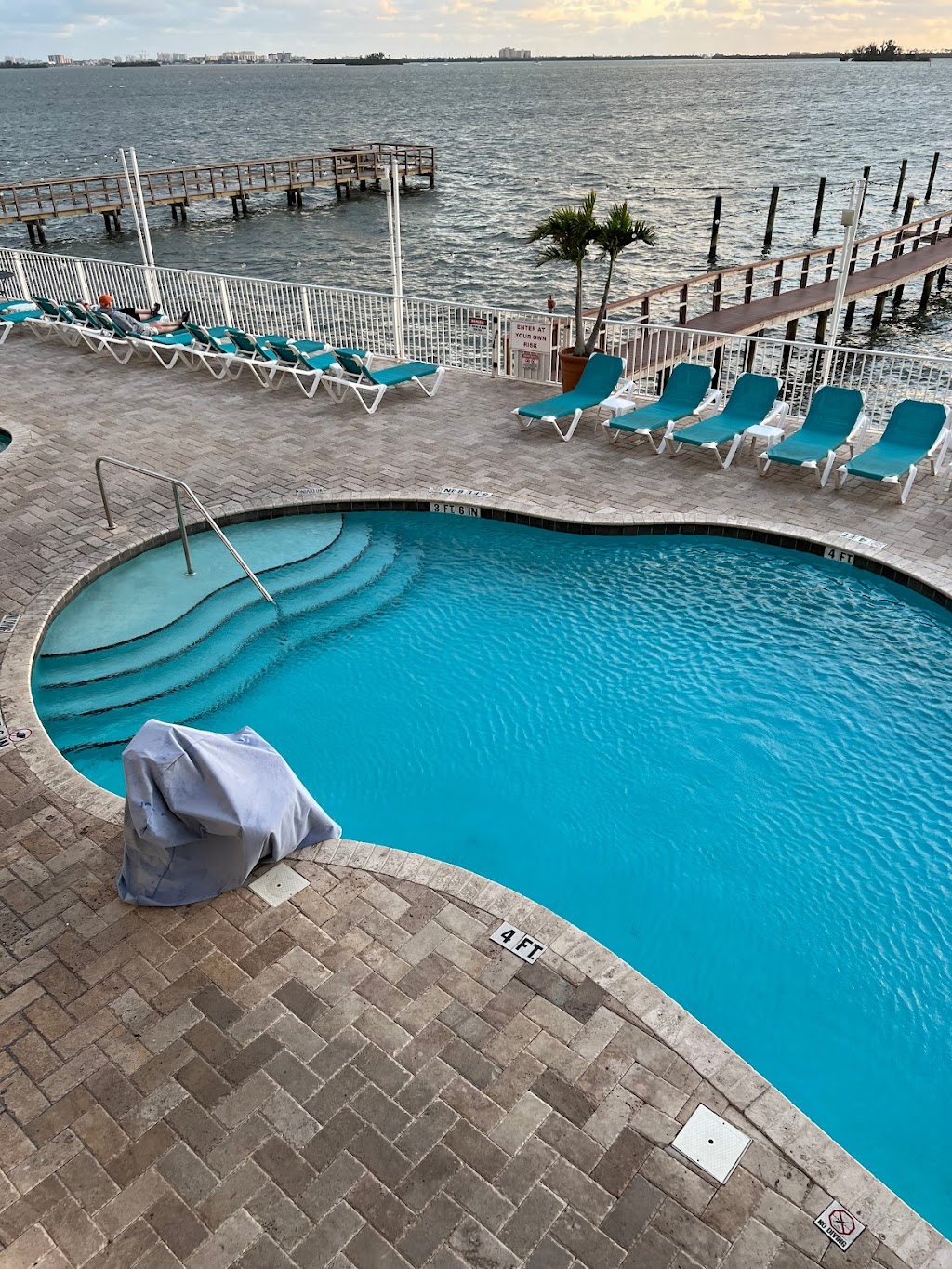 Beso Del Sol Resort | 1420 Bayshore Blvd, Dunedin, FL 34698, USA | Phone: (727) 734-8851