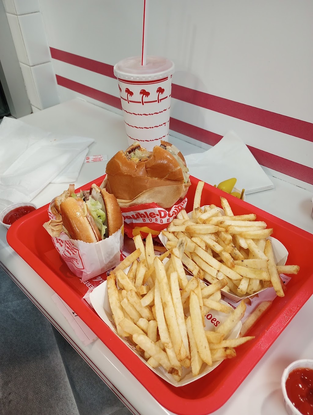 In-N-Out Burger | 19407 N 27th Ave, Phoenix, AZ 85027, USA | Phone: (800) 786-1000