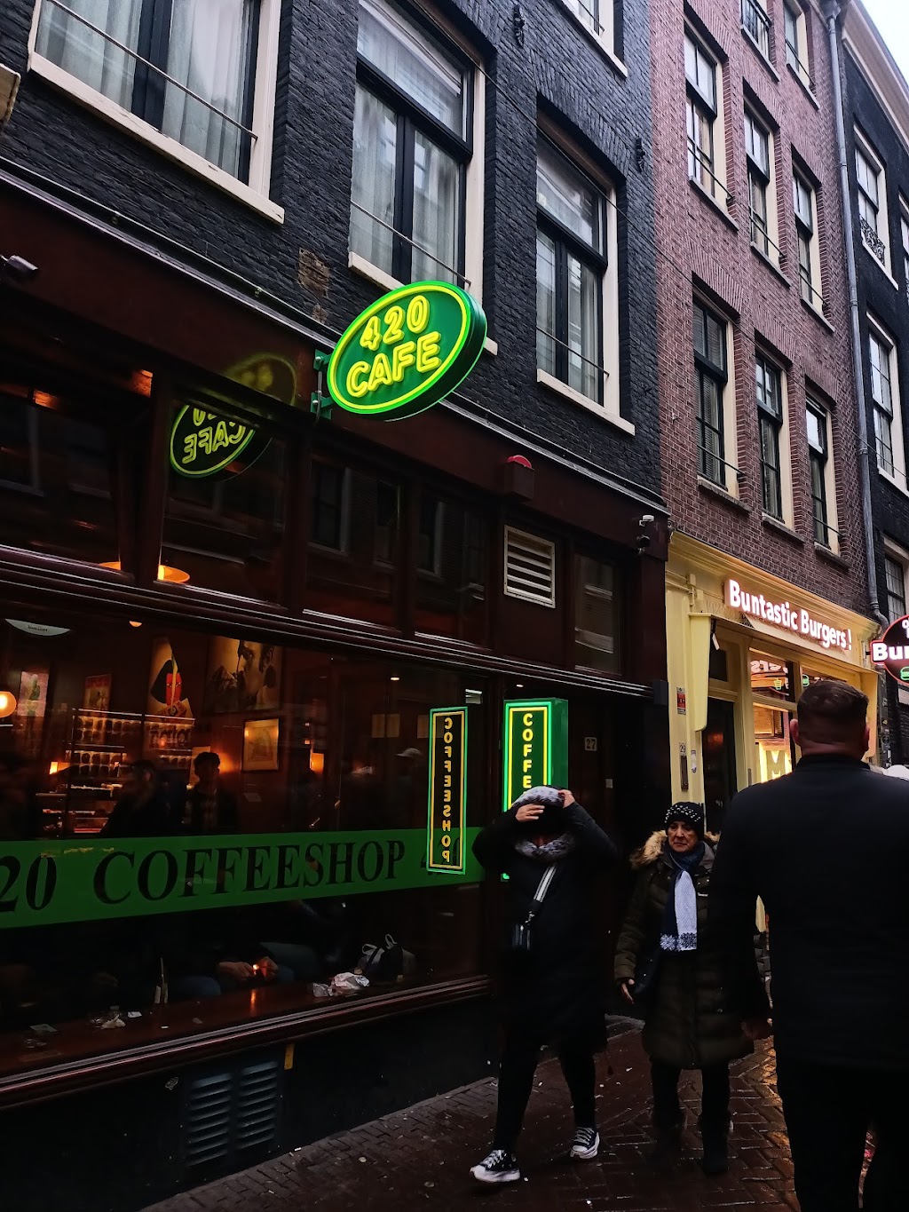 De Kroon Coffeeshop Amsterdam | Oudebrugsteeg 26, 1012 JP Amsterdam, Netherlands | Phone: 020 773 2532