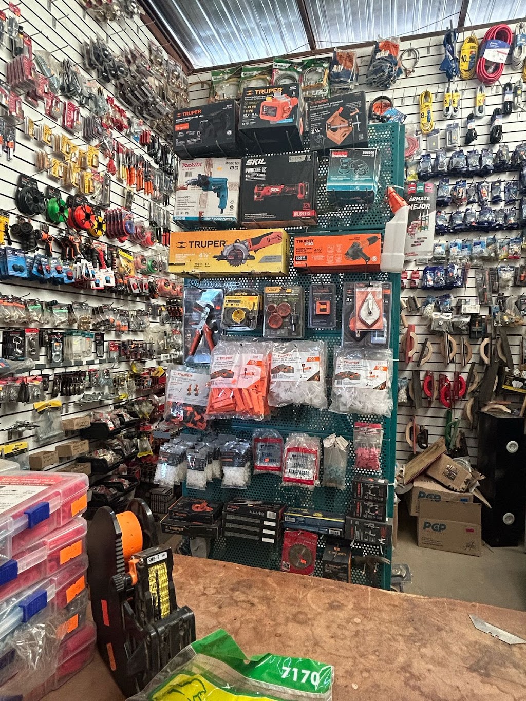 Ferretería y Maderería Juniors | 22766 San Antonio de las Minas, 22766 Ensenada, B.C., Mexico | Phone: 646 155 3050