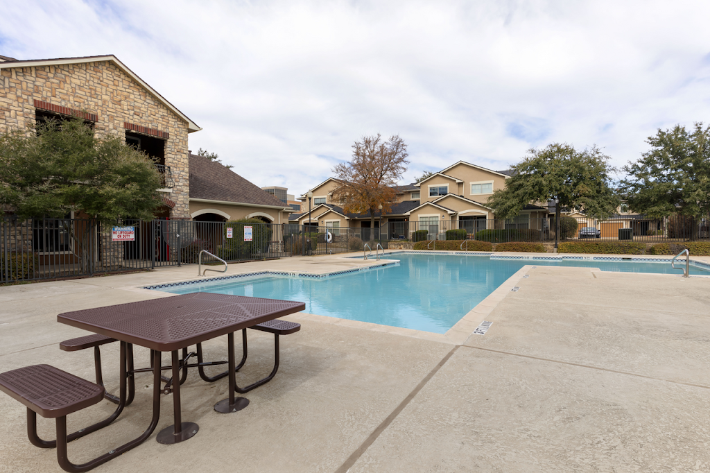 Hickory Trace Townhomes | 8410 S Westmoreland Rd, Dallas, TX 75237, USA | Phone: (817) 799-8625