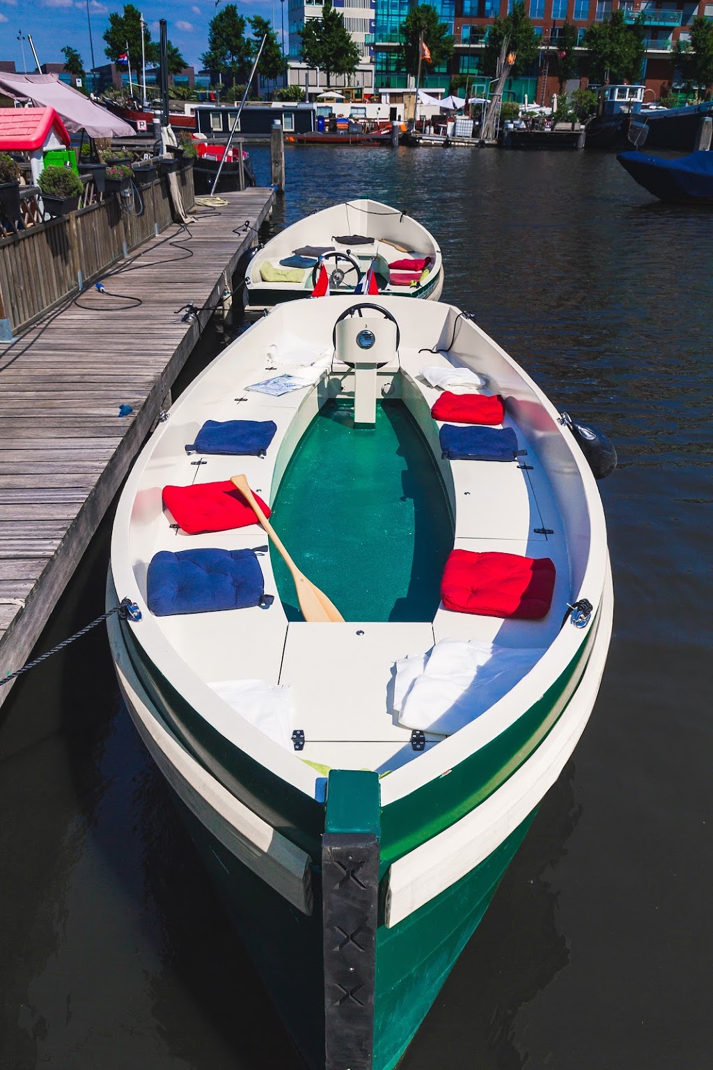 Eco Boats Amsterdam Centrum | Zandhoek 22, 1013 KT Amsterdam, Netherlands | Phone: 06 21617111