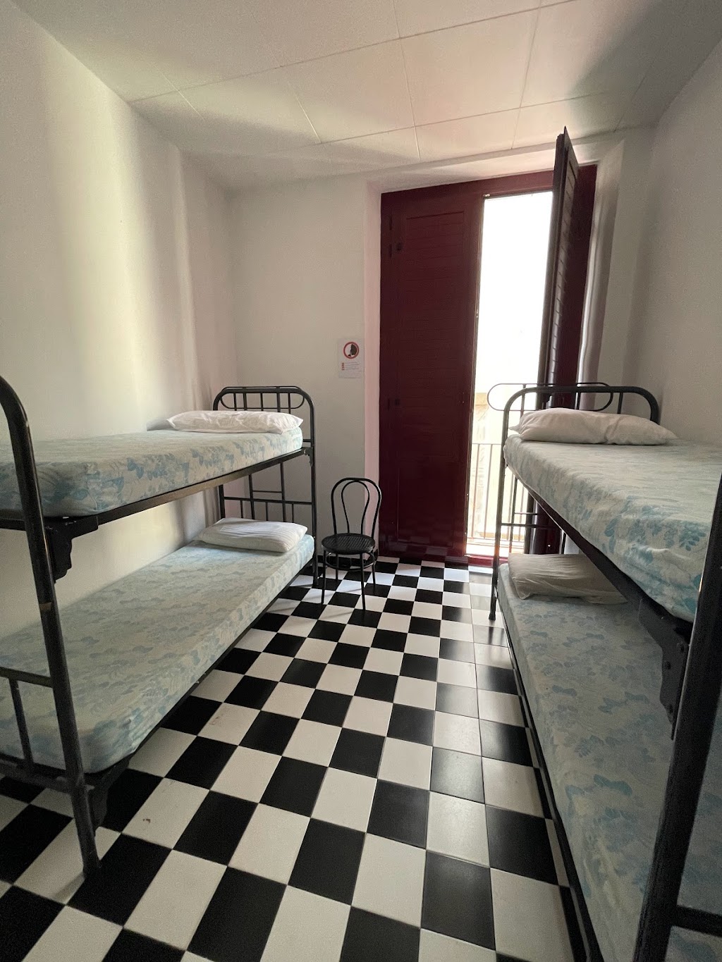 Hostel new york | C/ den Gignàs, 6, 08002 Barcelona, Spain | Phone: 933 15 03 04