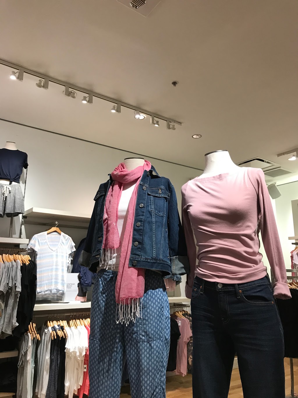 Gap - with Curbside Pickup | 17304 Davenport St, Omaha, NE 68118, USA | Phone: (402) 289-1822