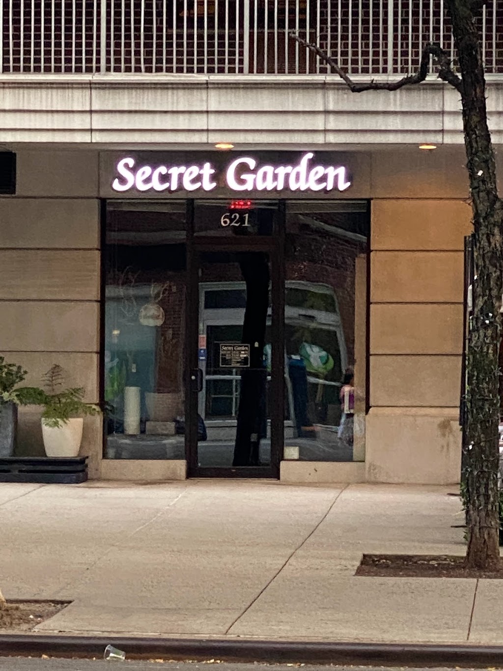 The Secret Garden | 621 Amsterdam Ave, New York, NY 10024, USA | Phone: (212) 362-8188