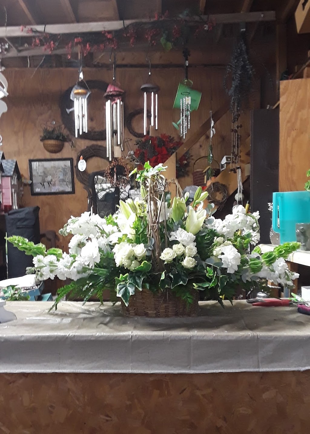 Hughes Gathering of Flowers | 415 W South St, Shelbyville, IN 46176, USA | Phone: (317) 421-0091