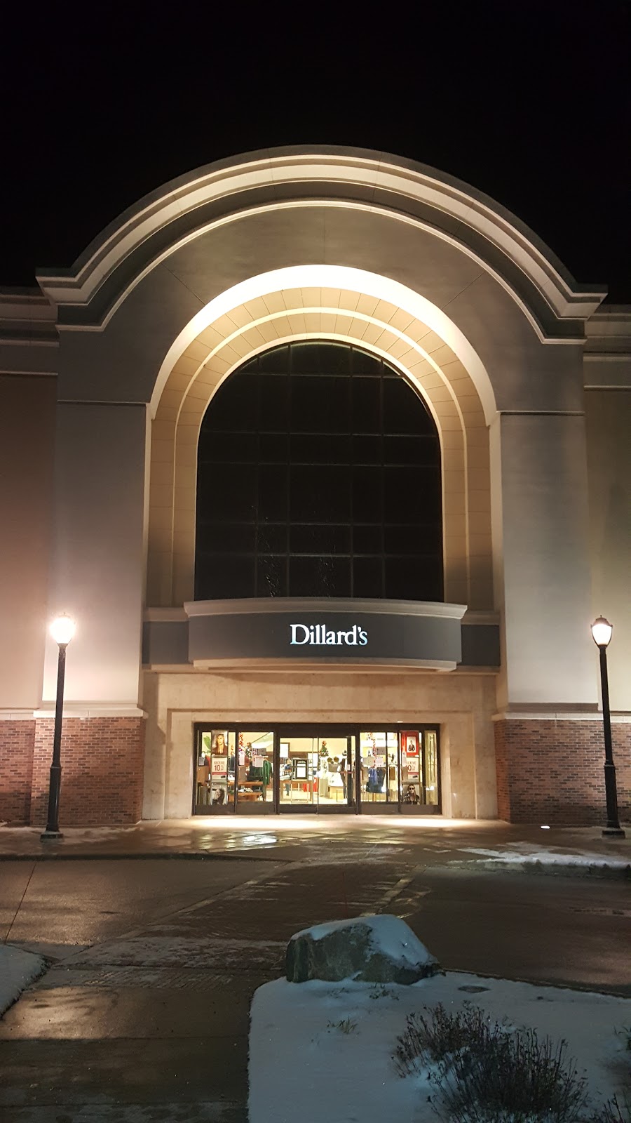 Dillards: Shops At Fallen Timbers | 3100 Main St Suite #600, Maumee, OH 43537, USA | Phone: (419) 878-2729