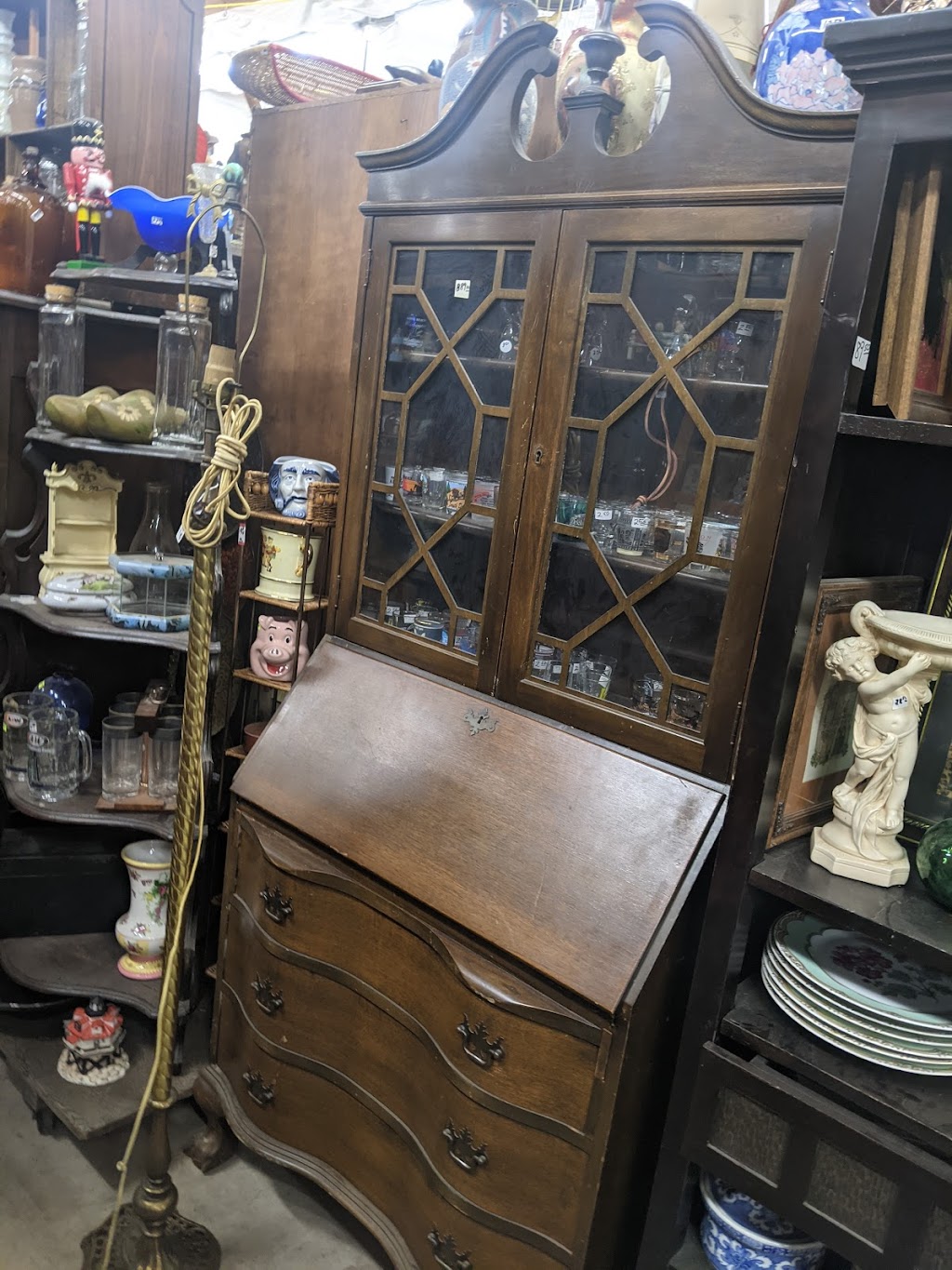 B Js Emporium & Auction | 29909 SE Orient Dr, Gresham, OR 97080, USA | Phone: (503) 663-1777