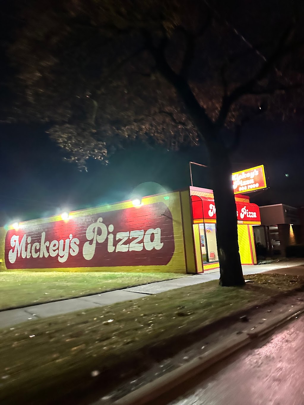 Mickeys Pizza | 3511 Fort St, Lincoln Park, MI 48146, USA | Phone: (313) 383-7600