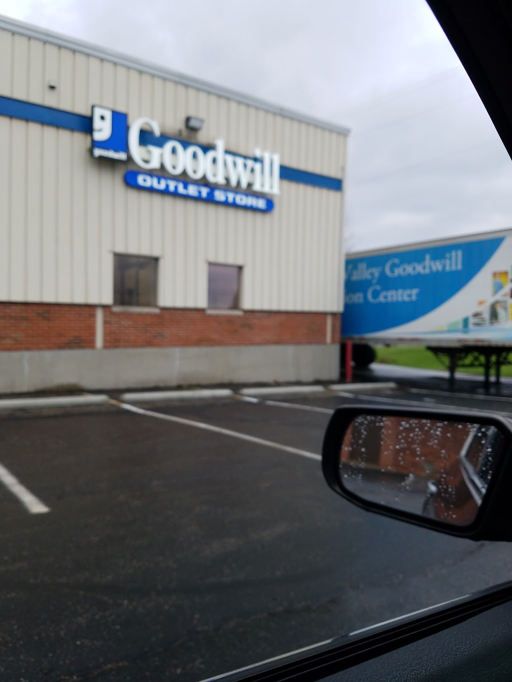 Goodwill Outlet Store | 10596 Springfield Pike, Cincinnati, OH 45215, USA | Phone: (513) 771-0387