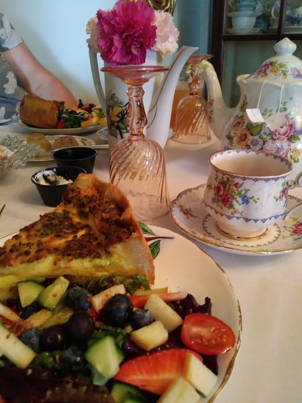 The Pink House Tea Room & Bnb | 36341 Front St, New Baltimore, MI 48047, USA | Phone: (586) 648-6679