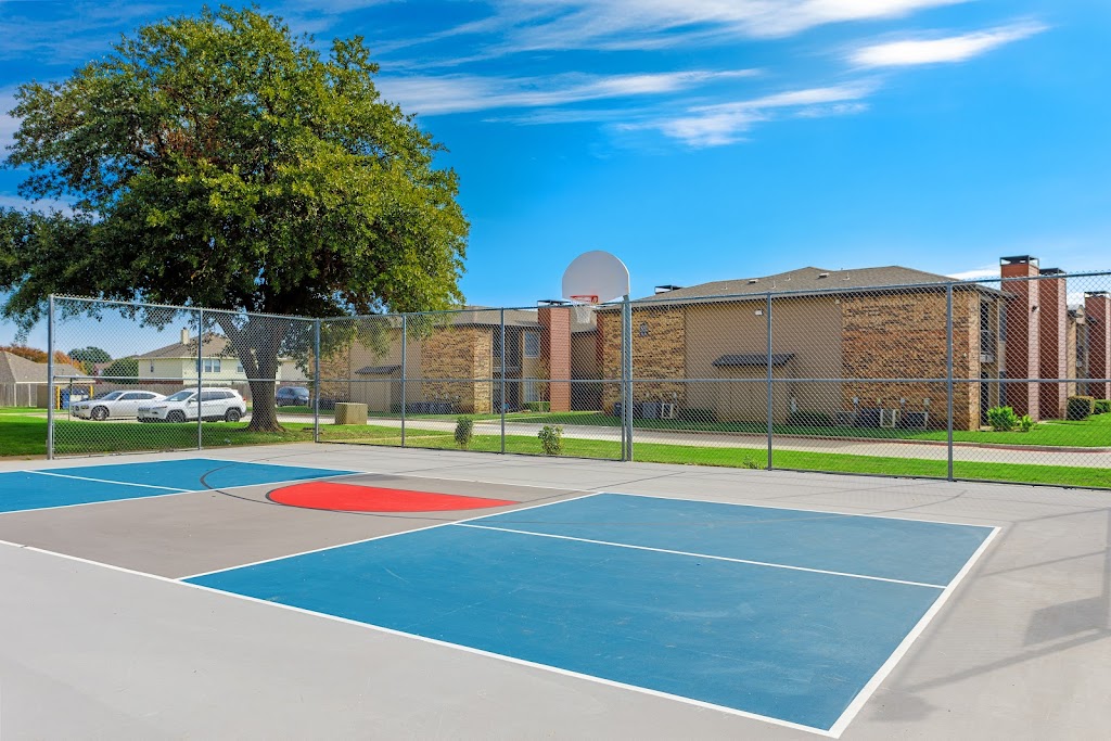 The Savoy Apartments | 7501 Kingswood Dr, Fort Worth, TX 76133, USA | Phone: (817) 541-7641