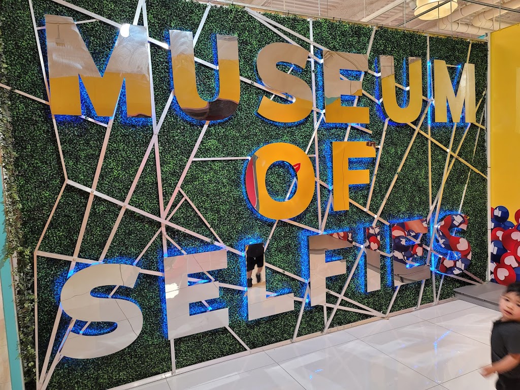 Museum of Selfies Las Vegas | LINQ Promenade, 3545 S Las Vegas Blvd Suite L-07B, Las Vegas, NV 89109, USA | Phone: (702) 518-2277