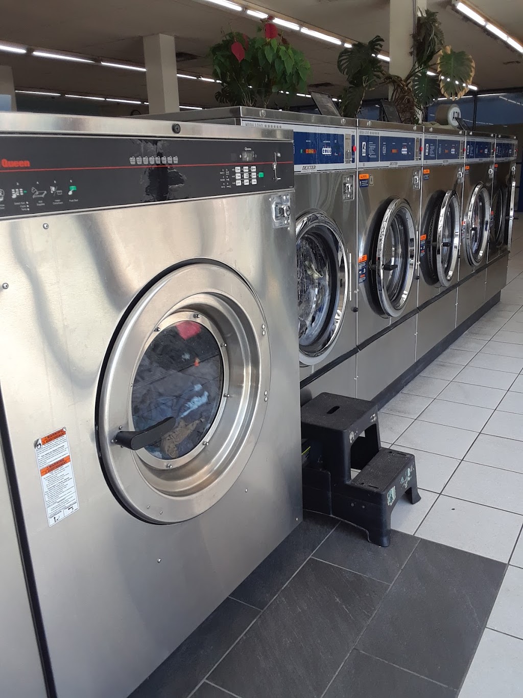 Neighborhood Laundromat | 811 W Vernon Ave, Los Angeles, CA 90037, USA | Phone: (323) 846-3627