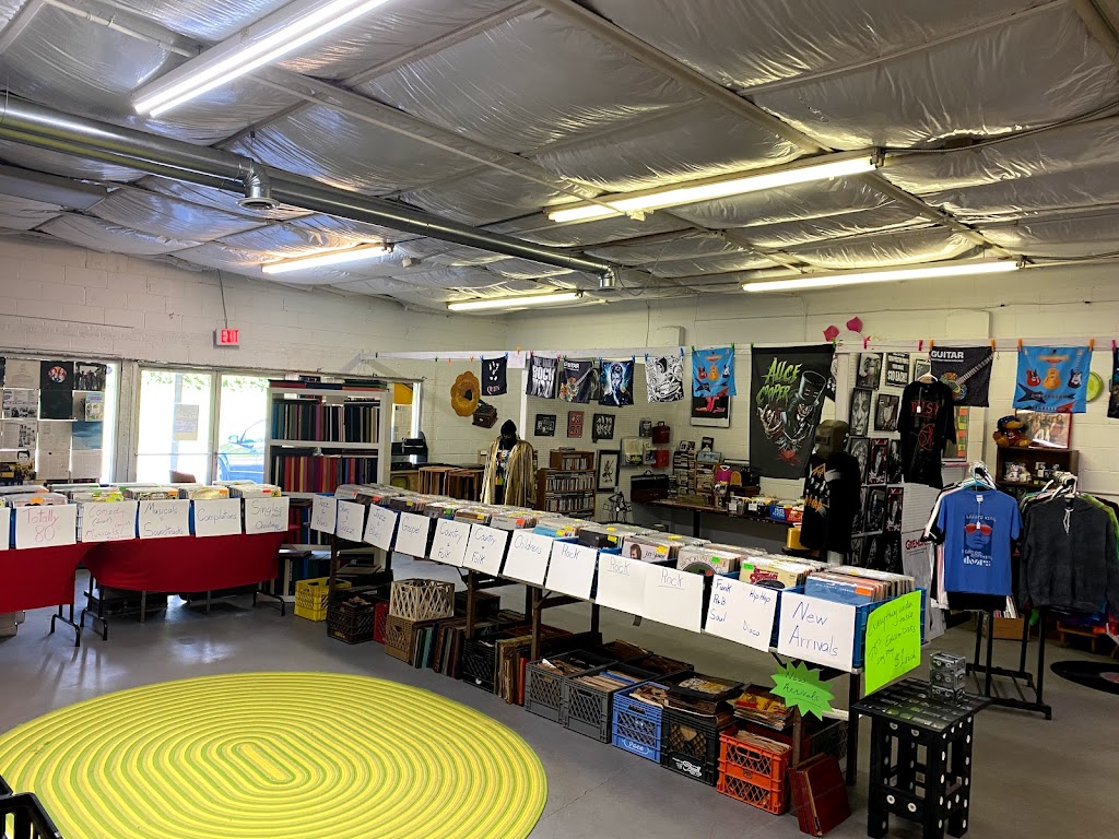 New 2 U Vinyl & Vintage | 611 S Main St, Miamisburg, OH 45342, USA | Phone: (937) 388-4712