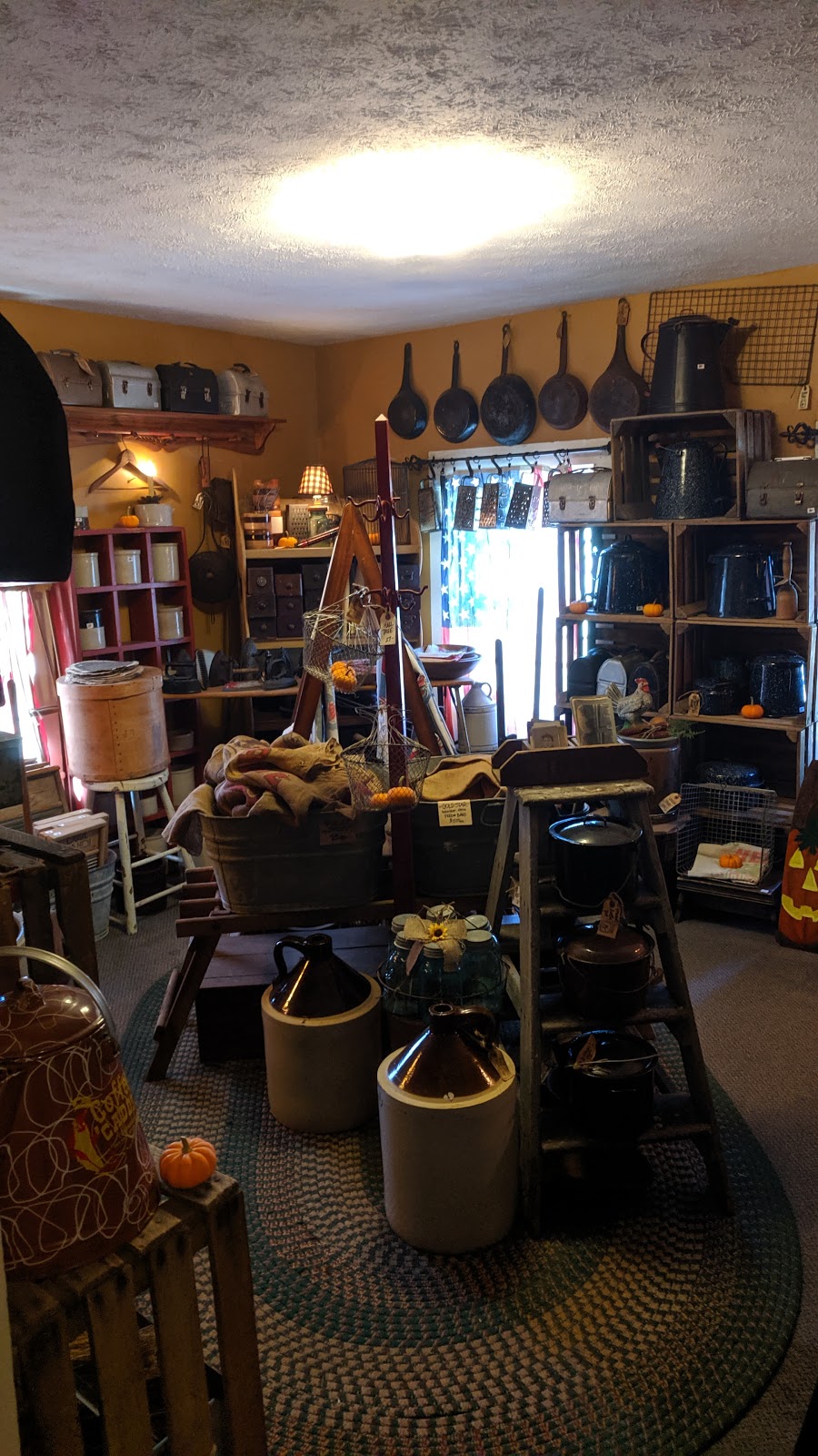 Just Enough Antiques | 134 W Main St, Smithville, OH 44677, USA | Phone: (330) 669-0016