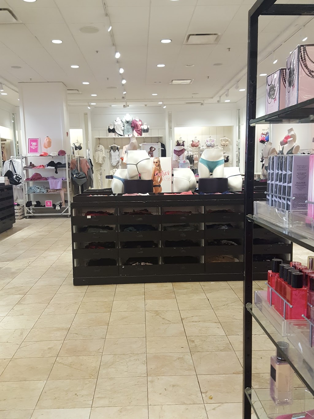 Victorias Secret & PINK | 54 The Promenade, Edgewater, NJ 07020, USA | Phone: (201) 840-6770