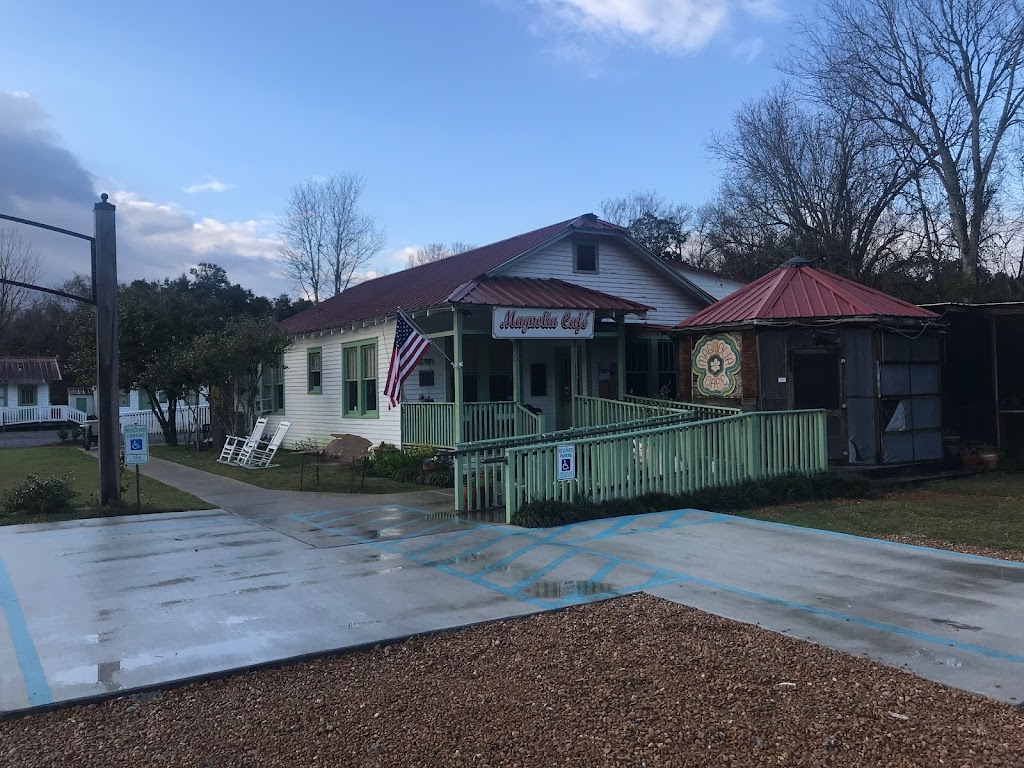 3 V Tourist Court | 5687 Commerce St, St Francisville, LA 70775, USA | Phone: (225) 721-7003