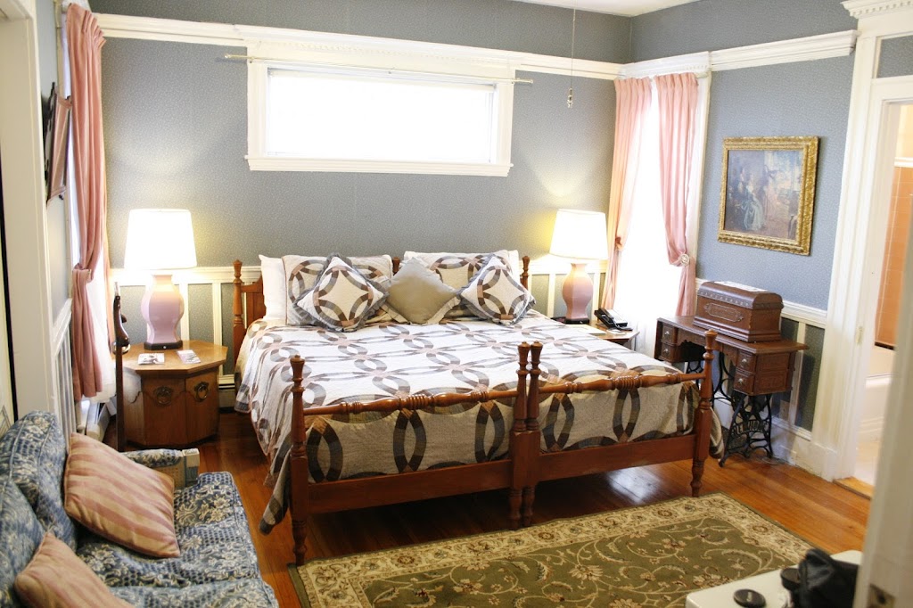 Coolidge Corner Guest House | 17 Littell Rd, Brookline, MA 02446, USA | Phone: (617) 734-4041