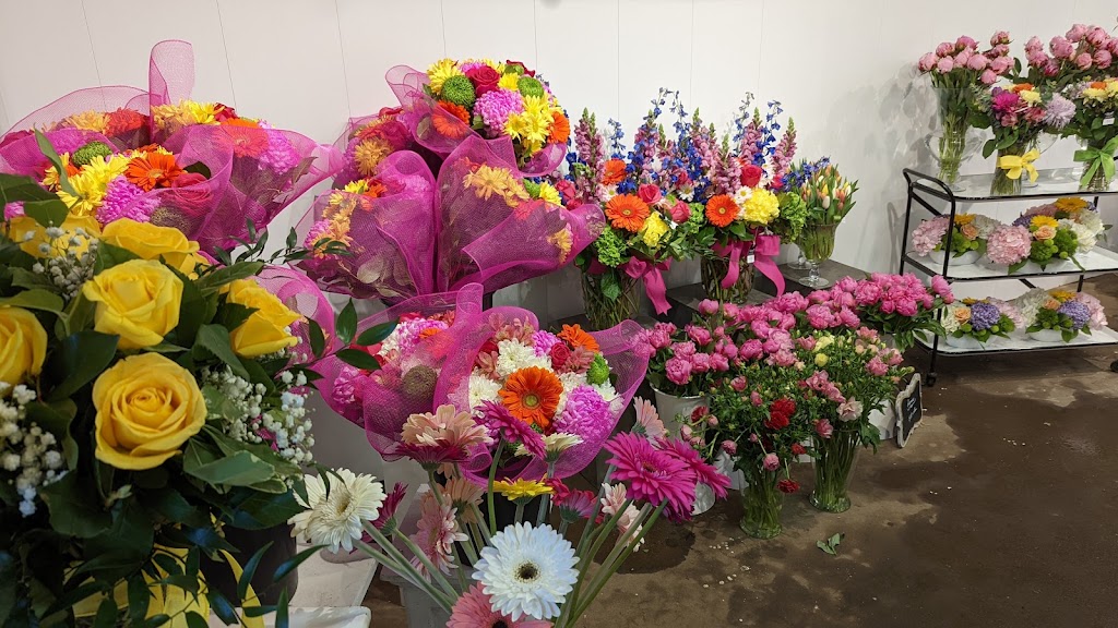 The Flower Shop at Thiessens | 400 Talbot Rd E, Leamington, ON N8H 3V6, Canada | Phone: (519) 326-5282