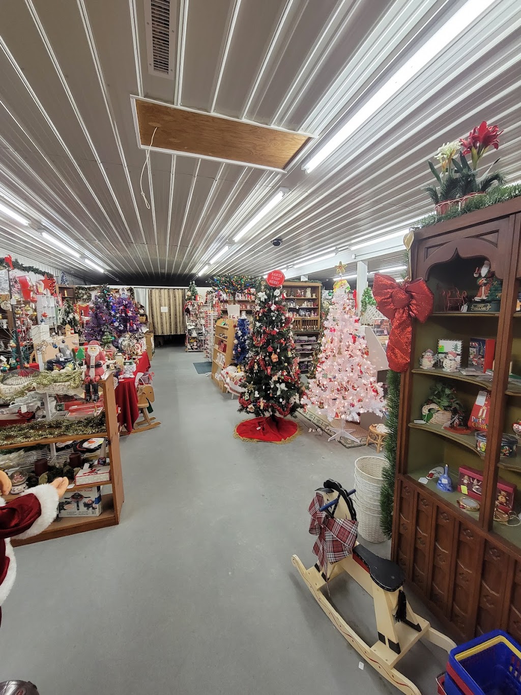 The Blue Crow Antique Mall | 32124 Lankford Hwy, Painter, VA 23420, USA | Phone: (757) 442-4150