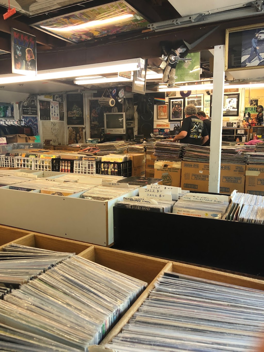 The Vinyl Garage | 21130 22nd Ave W, Lynnwood, WA 98036, USA | Phone: (425) 492-6949