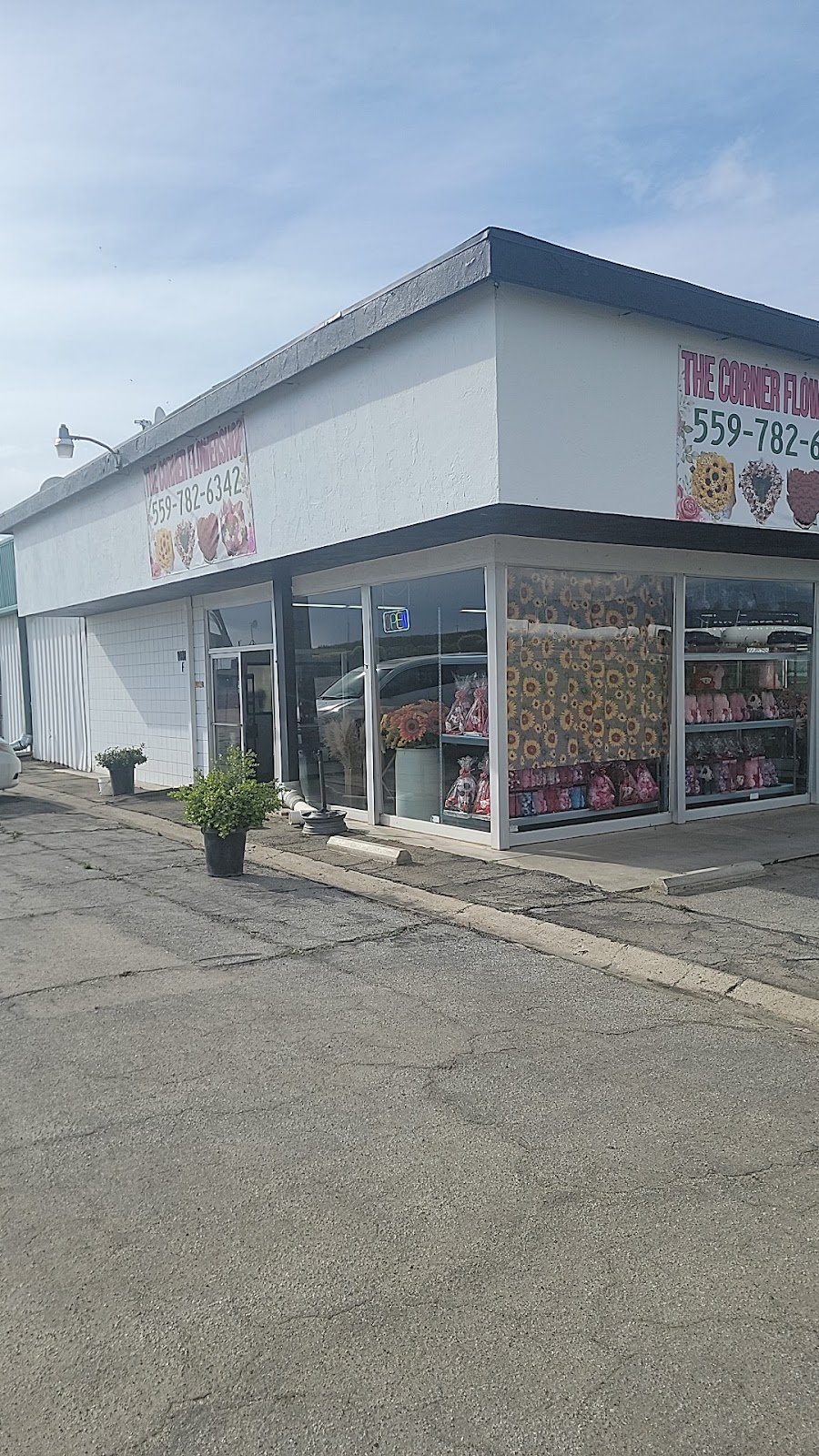 The Corner Flowershop | 1018 W Teapot Dome Ave Suite F, Porterville, CA 93257, USA | Phone: (559) 782-6342