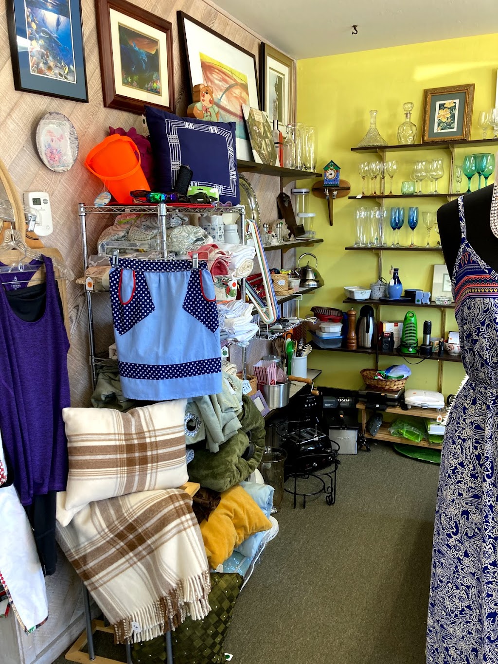 St Johns Helpful Shop | 246-A Center Ave, Aptos, CA 95003, USA | Phone: (831) 708-4238