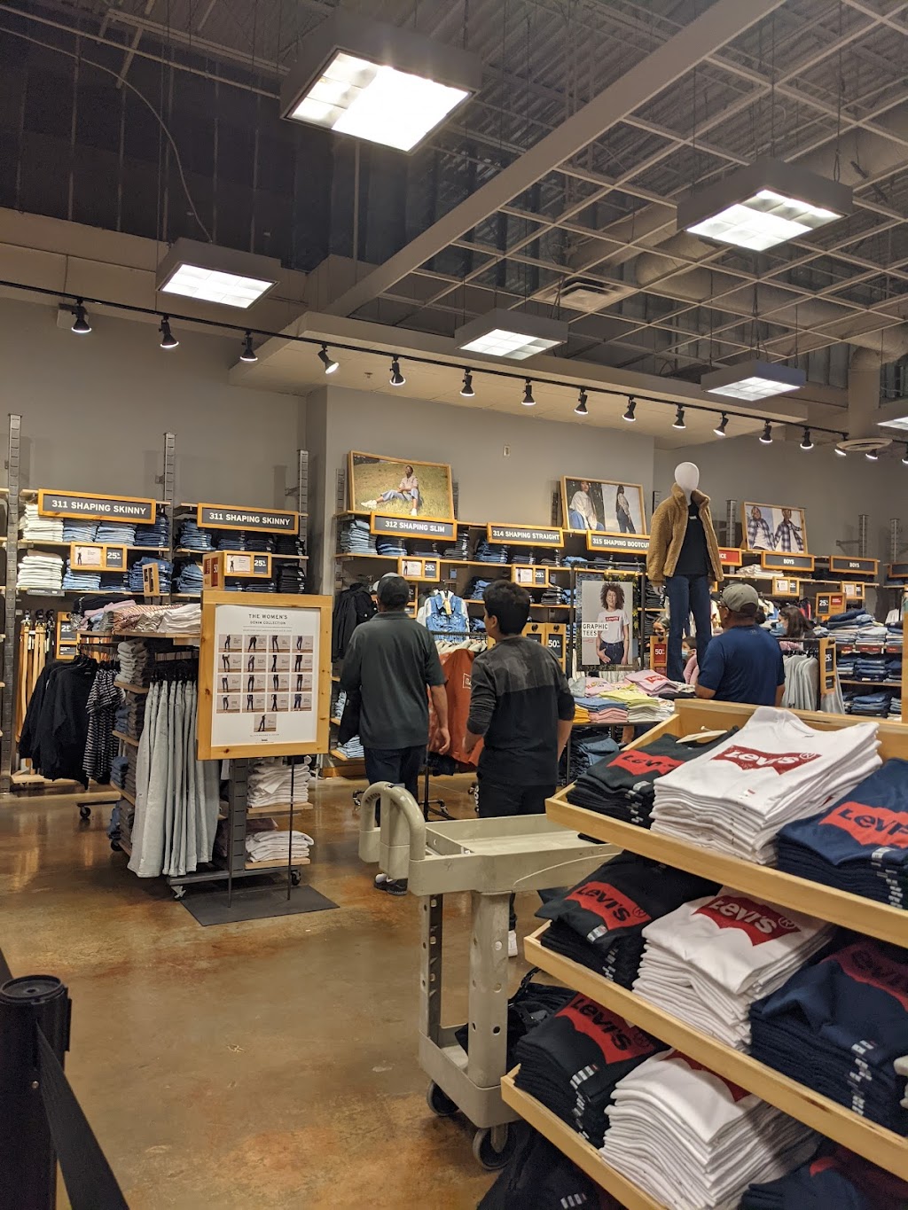 Levis Outlet Store | 5000 S Arizona Mills Cir SUITE- 196, Tempe, AZ 85282, USA | Phone: (480) 777-1192