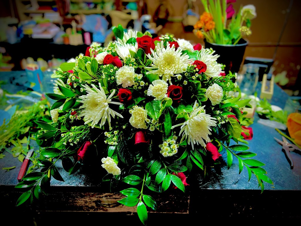 Halstead Floral at The Plaza | 224 Main St, Halstead, KS 67056, USA | Phone: (316) 835-2291