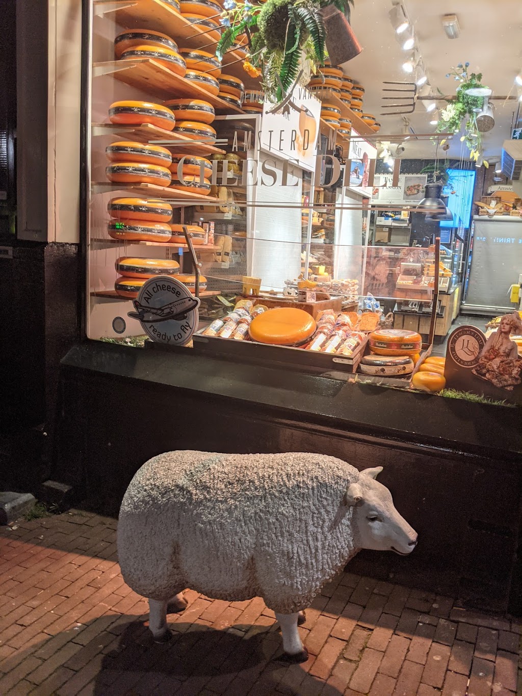 Amsterdam Cheese Deli | Oudezijds Voorburgwal 31, 1012 EH Amsterdam, Netherlands | Phone: 020 354 6257