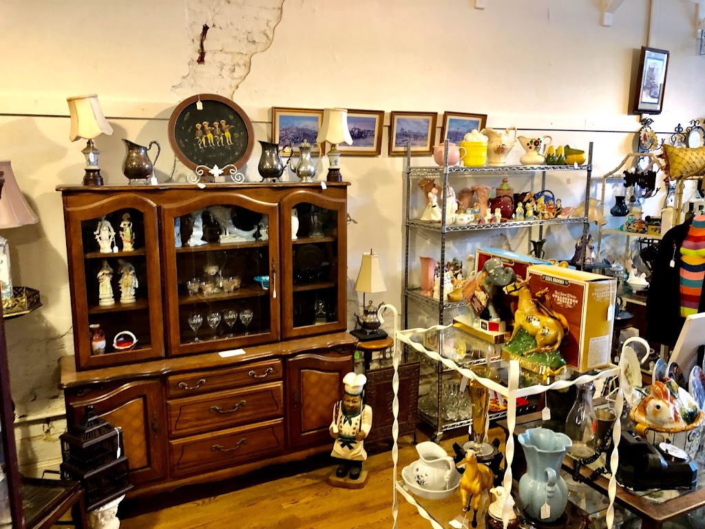 Red Door Antiques | 100 McKinney St, Farmersville, TX 75442, USA | Phone: (972) 782-7222