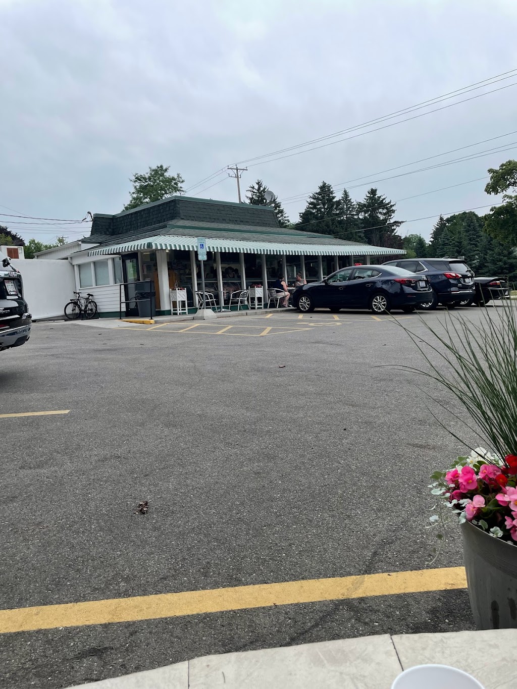 Hefners Frozen Custard & Jumbo Burgers | N71W5184 Columbia Rd, Cedarburg, WI 53012, USA | Phone: (262) 376-0601