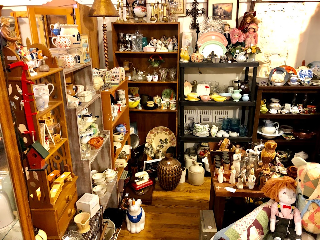 Red Door Antiques | 100 McKinney St, Farmersville, TX 75442, USA | Phone: (972) 782-7222