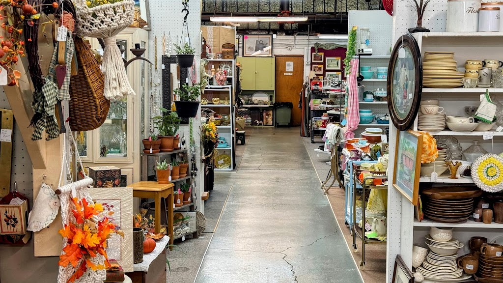 Centerville Antique Mall & Auction House | 200 Union St, Centerville, IN 47330, USA | Phone: (765) 855-5551