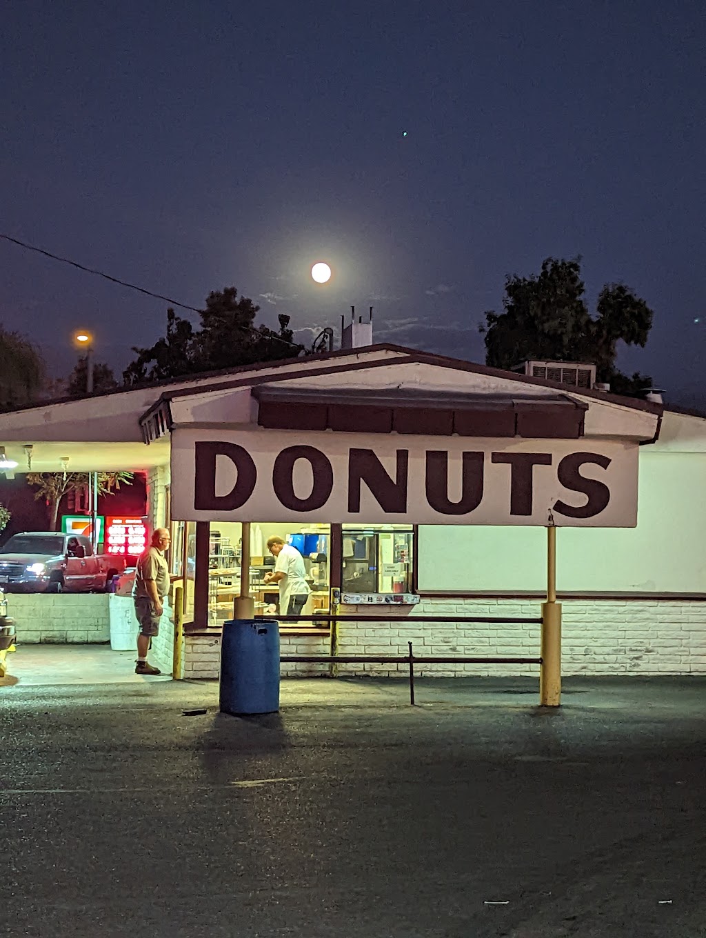Scottys Donuts | 125 W Walnut Ave, Visalia, CA 93277, USA | Phone: (559) 625-5163