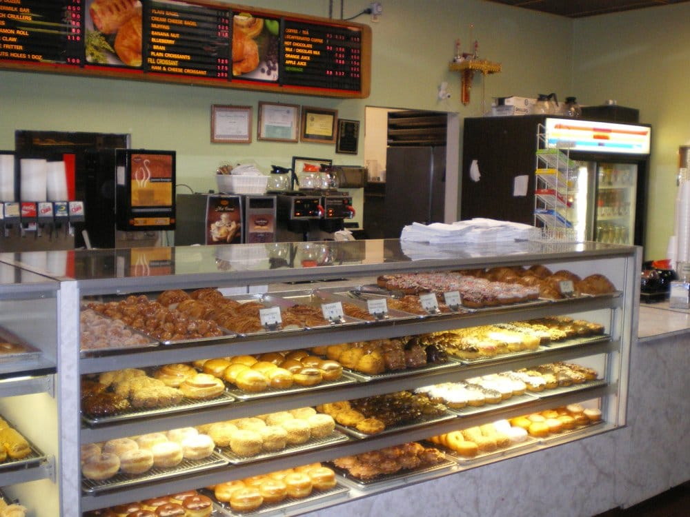Golden Donut Place | 504 Foothill Blvd, La Cañada Flintridge, CA 91011, USA | Phone: (818) 952-4033
