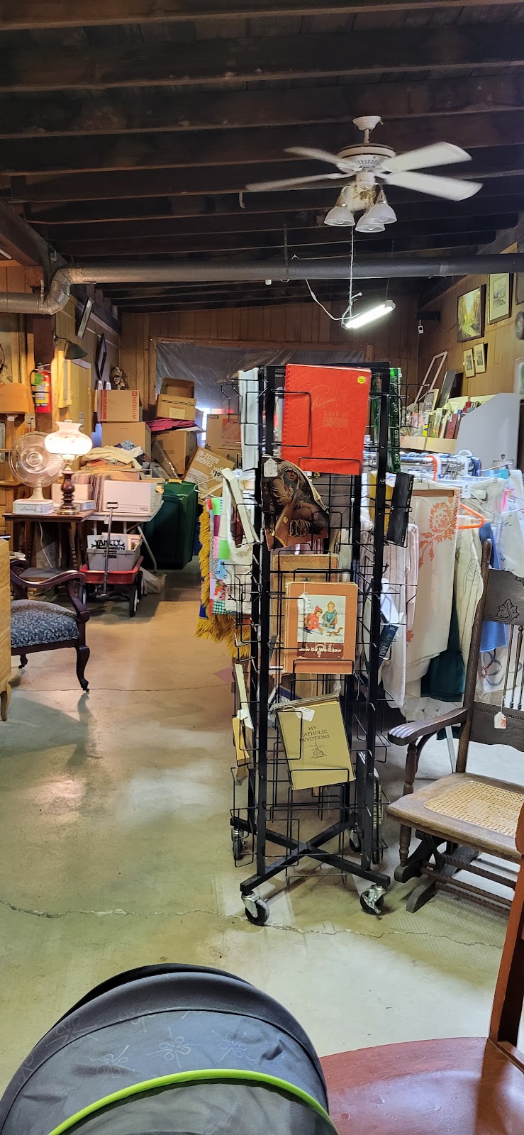 Village Square Antiques | 202 W State St, Pocahontas, IL 62275, USA | Phone: (618) 669-2825