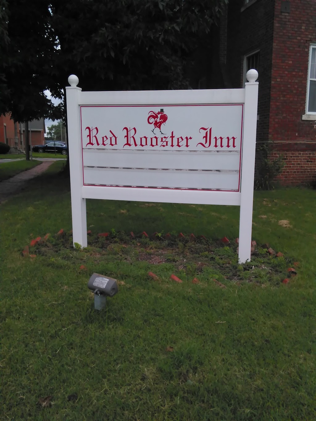 The Red Rooster Inn | 123 E Seward St, Hillsboro, IL 62049, USA | Phone: (217) 851-5813
