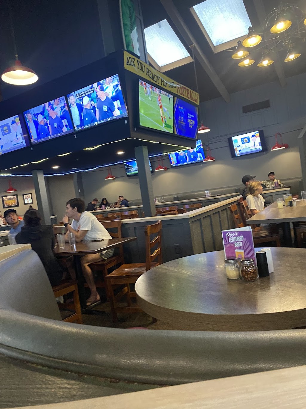 Oggis Sports | Brewhouse | Pizza | 305 Encinitas Blvd, Encinitas, CA 92024, USA | Phone: (760) 944-8170