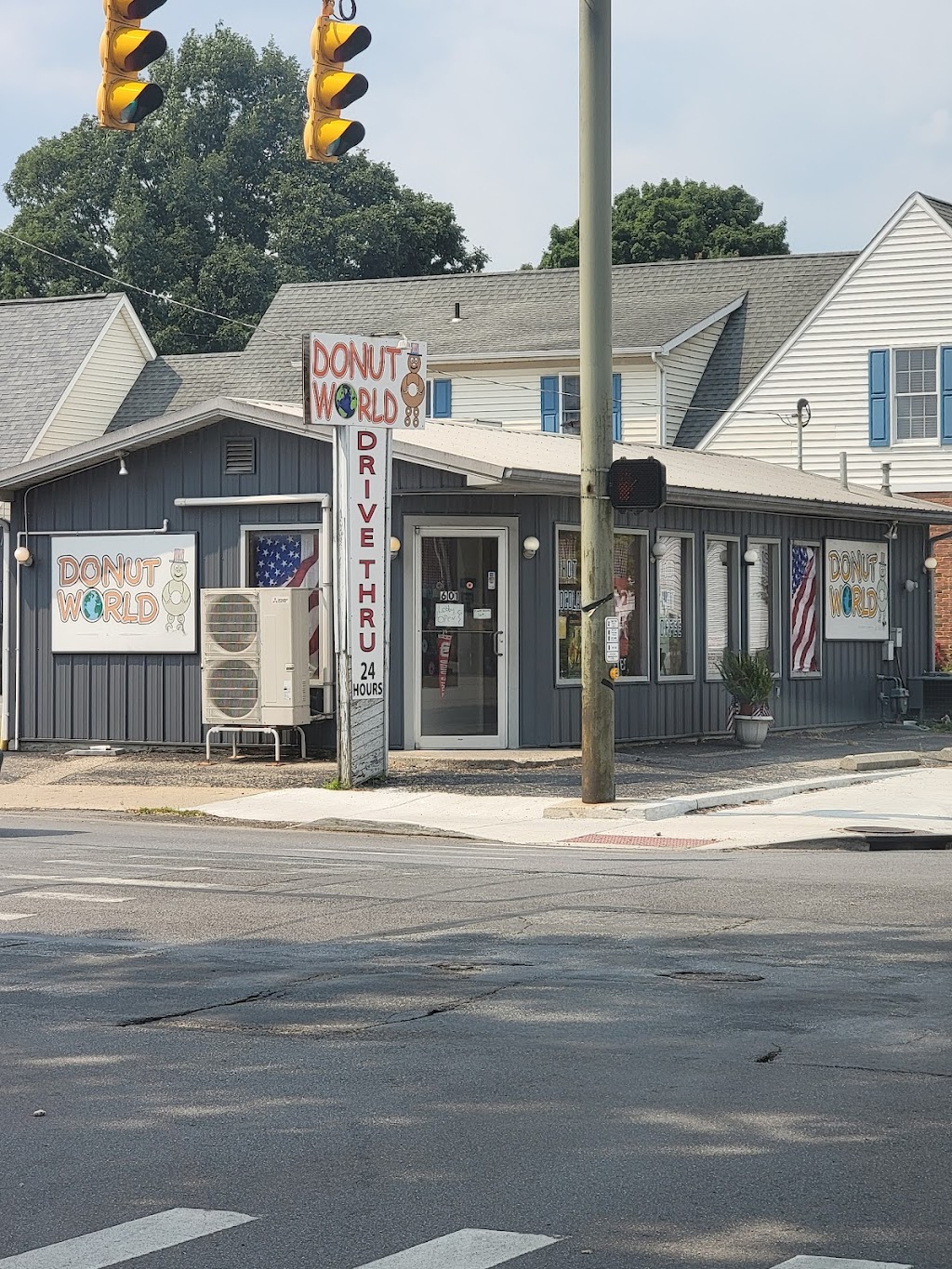 Donut World | 601 N Broad St, Lancaster, OH 43130, USA | Phone: (740) 653-4888