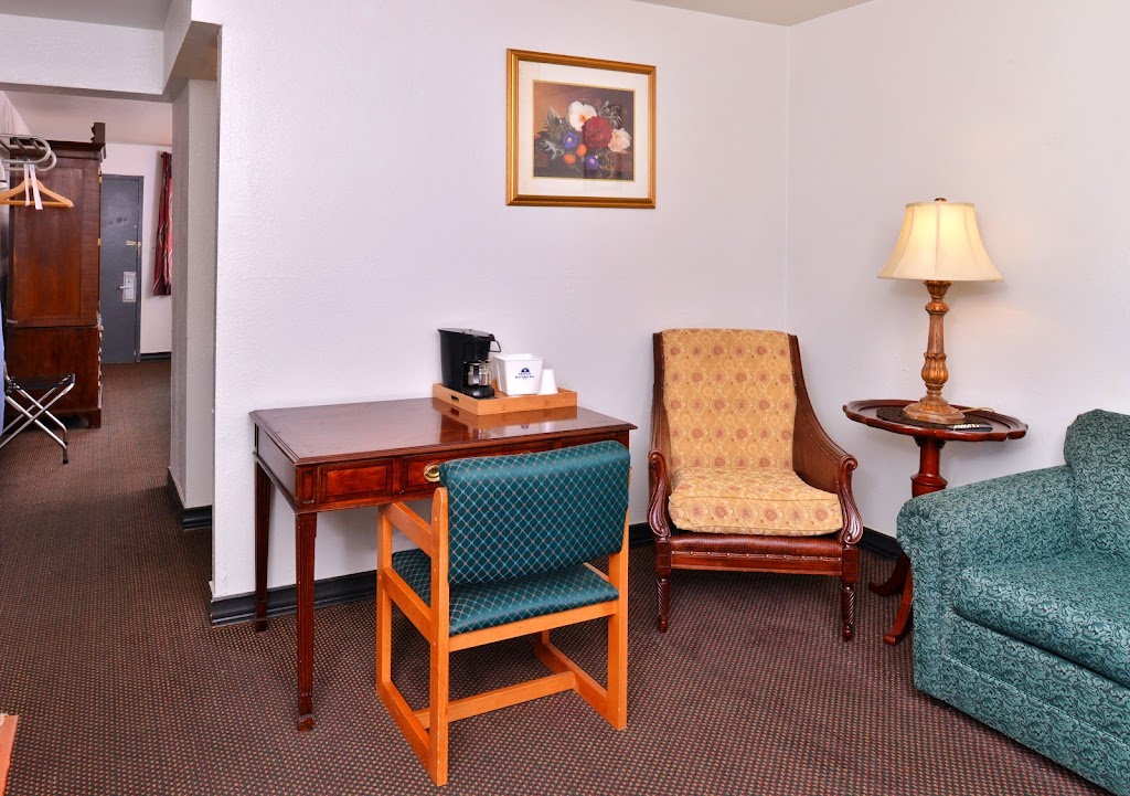 Castle Inn & Suites Chickasha | 2901 S 4th St, Chickasha, OK 73018, USA | Phone: (405) 222-2205