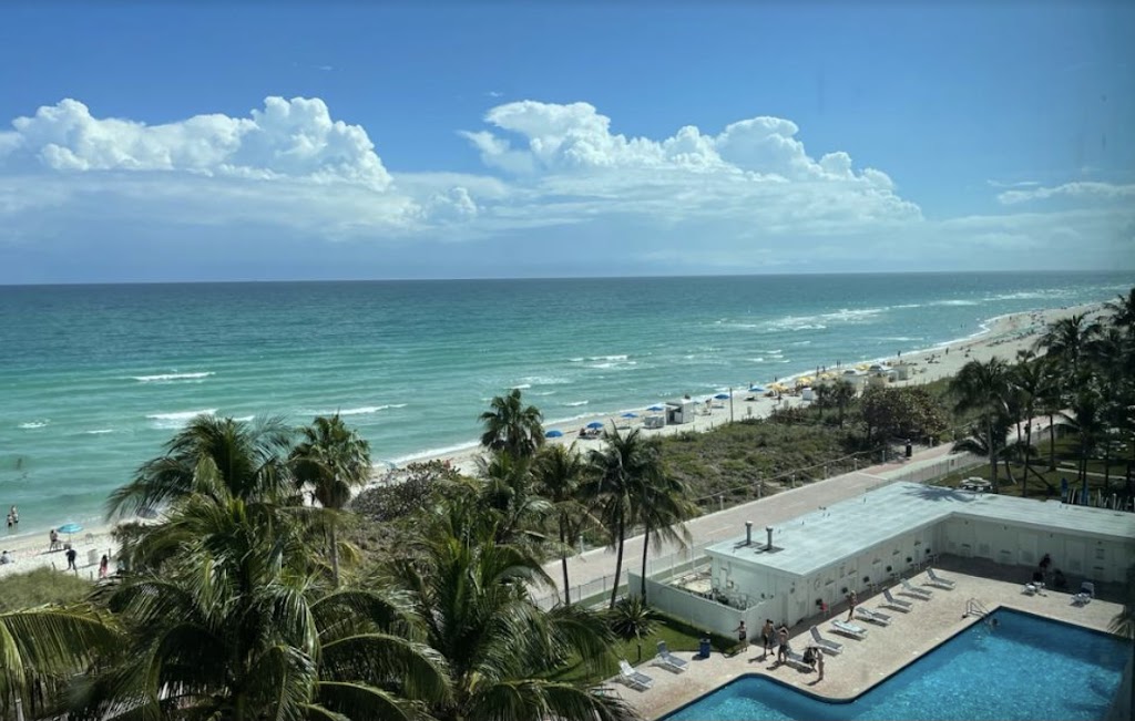 Studio in Front of the Beach | 6345 Collins Ave, Miami Beach, FL 33141, USA | Phone: 653 39 03 17