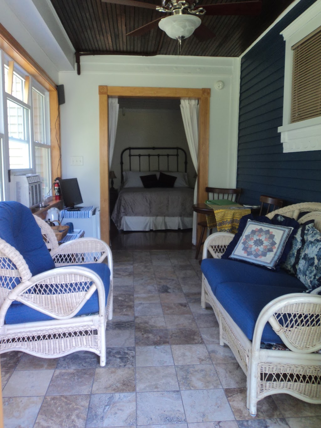 Pelee Lake Muse B&B and Cottage Rental | 265 W Shore Rd, Pelee Island, ON N0R 1M0, Canada | Phone: (519) 724-2068